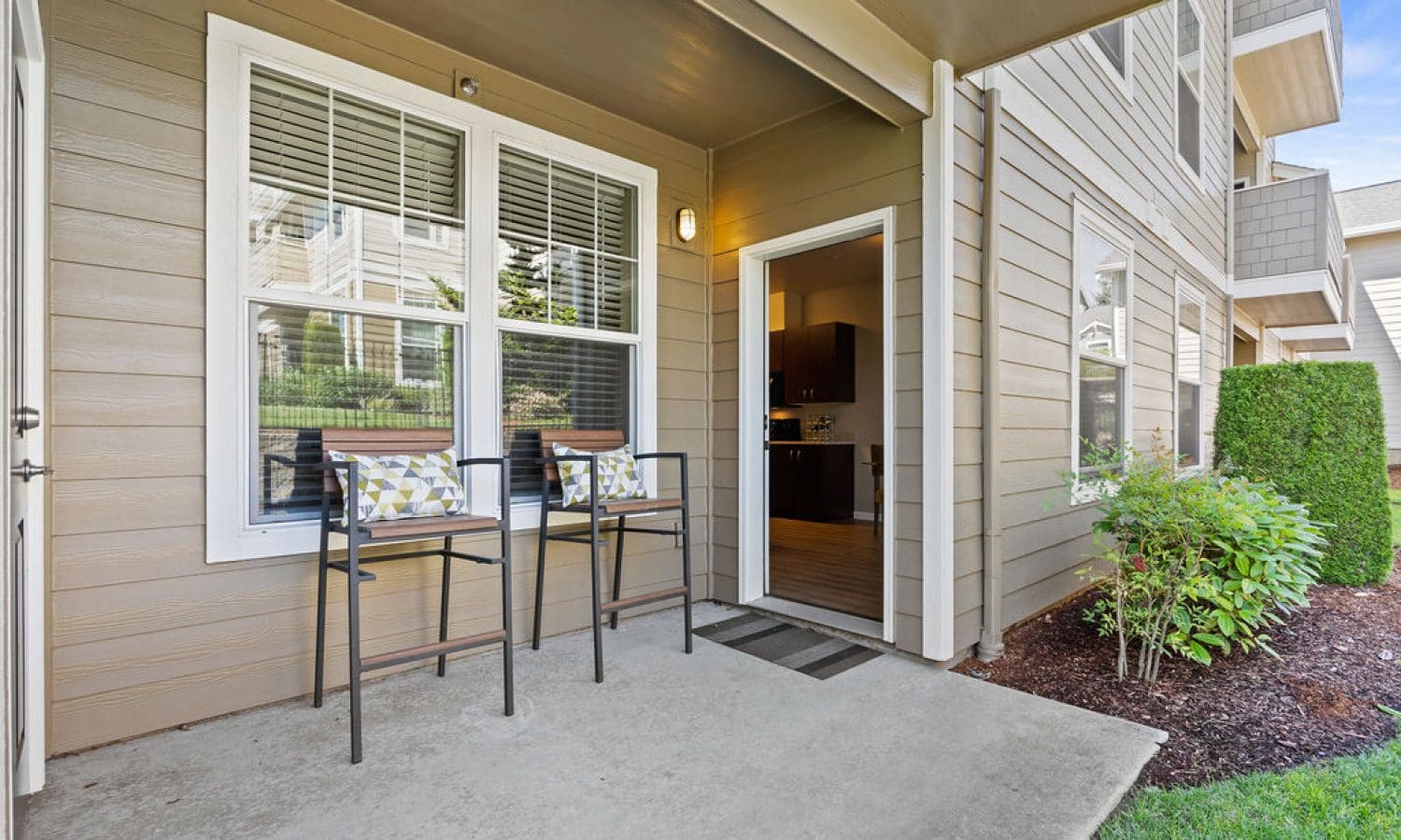 TheGroveat72ndApartments_Patio